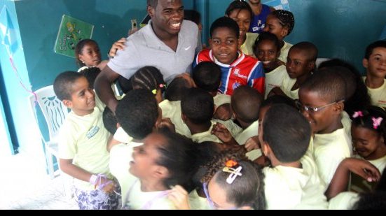Imagem Feijão emociona crianças em entrega de presentes 