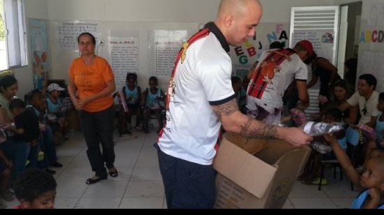 Imagem TUI presenteia crianças de Creche em ação social