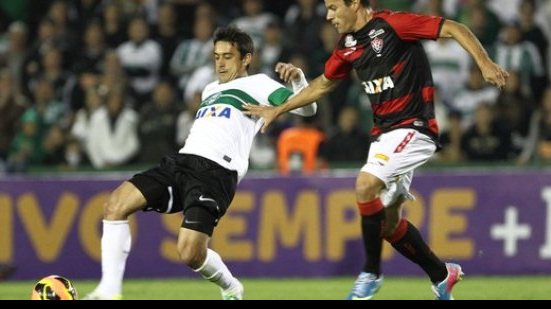 Imagem Vitória vence o Coritiba e cola no G4 do Brasileirão