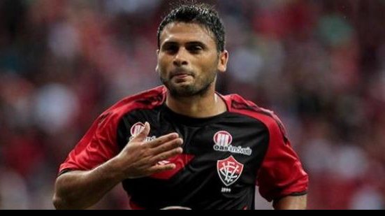 Imagem Maxi deve voltar a atuar pelo Vitória neste domingo