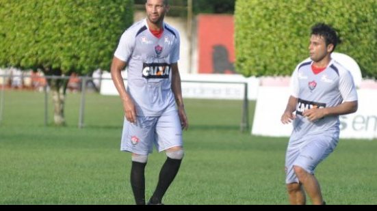 Imagem Vitória treina e Maxi está relacionado para domingo