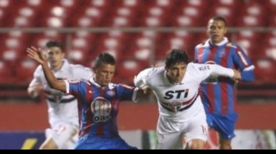 Imagem Para se afastar do z-4, Bahia e São Paulo duelam na Fonte Nova