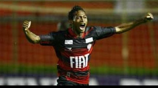 Imagem Marquinhos reclama de pênalti não marcado contra Lusa