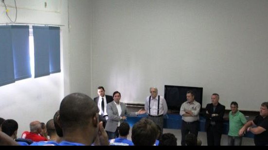 Imagem Schmidt dá respaldo aos jogadores, quita salários e nega risco de rebaixamento