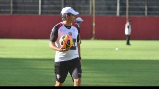 Imagem Ney Franco surpreende e convoca meia-atacante da base