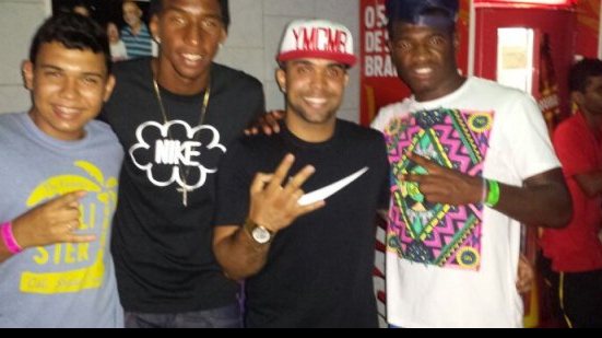 Imagem Na boca do rebaixamento e sem Sul-Americana, Feijão e Talisca curtem Parangolé