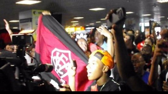 Imagem Elenco rubro-negro é recebido com festa no Aeroporto