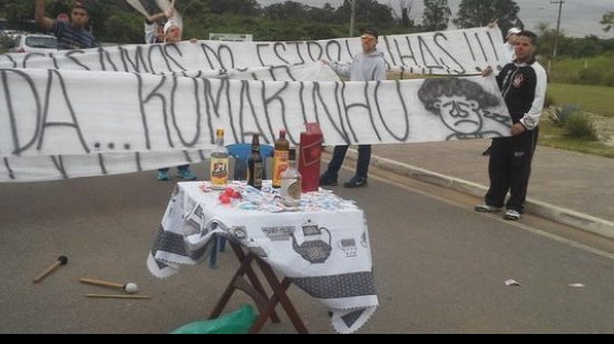 Imagem Torcida do Corinthians faz protesto em CT 