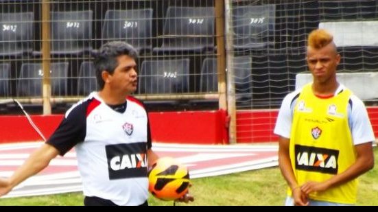 Imagem  Ney Franco comanda trabalho tático no Barradão