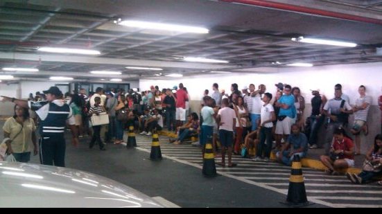 Imagem Tricolores formam enormes filas na compra de ingressos 