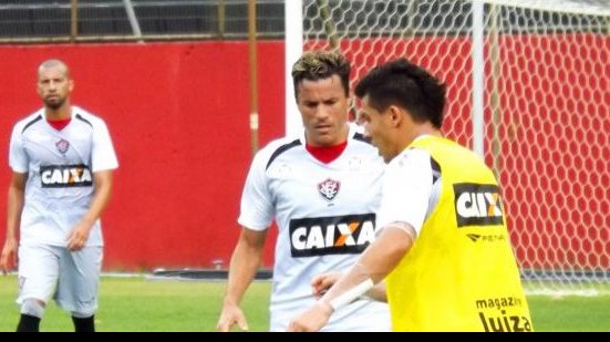 Imagem  Ney Franco comanda treinamento coletivo e mantém time
