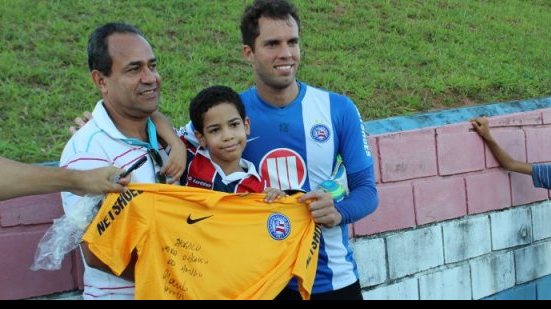 Imagem Bahia doa camisa para ajudar garoto que tem paralisia