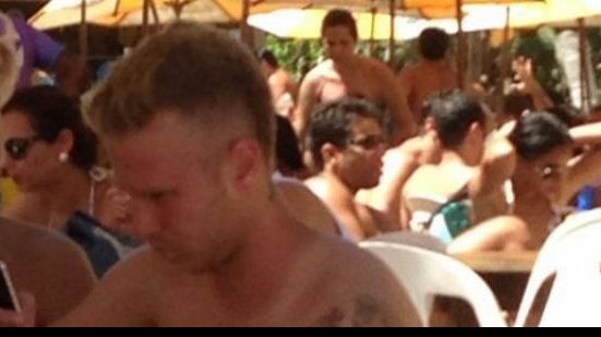 Imagem De folga, Alemão curte praia com a ‘loira gelada’