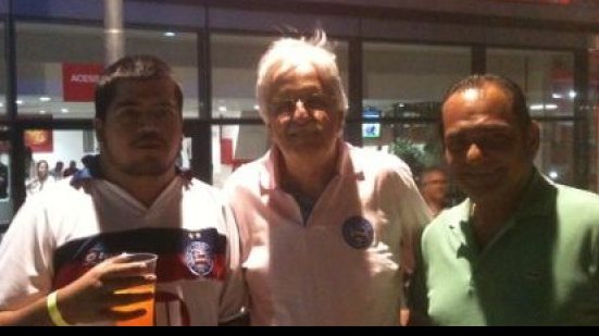 Imagem Torcedor tieta presidente do Bahia em camarote