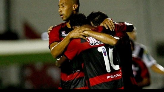 Imagem Com início avassalador, Vitória goleia Ponte Preta e cola no G4