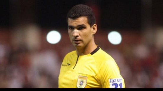 Imagem Veja o trio de árbitros que irá comandar Santos x Bahia