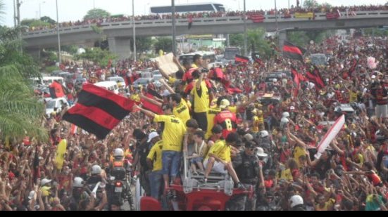 Imagem Festa do acesso leva multidão rubro-negra às ruas no Recife