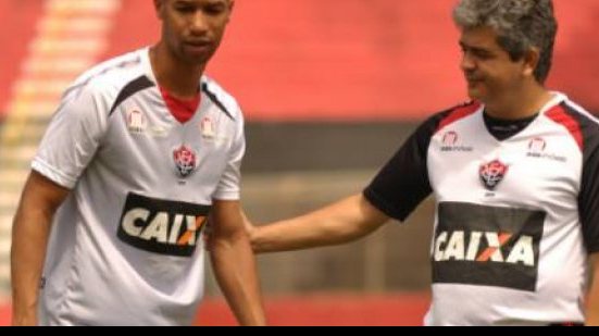 Imagem Ney Franco comemora 1.000º gol anotado por Dinei