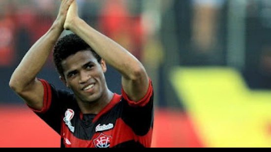 Imagem Lateral direito do Vitória entra na mira do Internacional