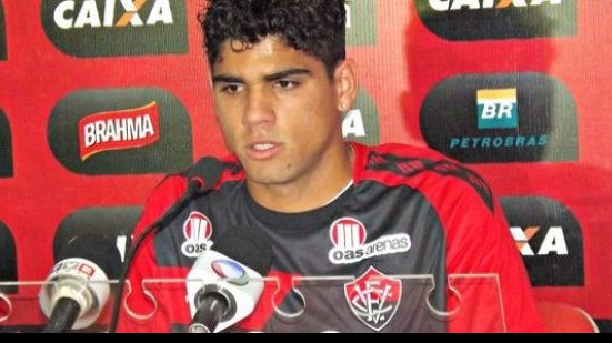 Imagem Lateral-direito rescinde contrato e deixa o Vitória