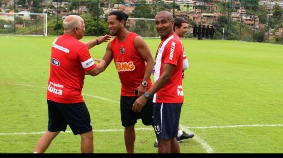 Imagem Com visita de Ronaldinho, Bahia termina preparação para decisão