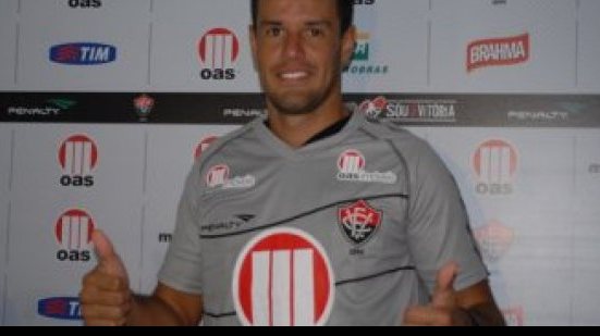 Imagem Pelo twitter, goleiro do Vitória parabeniza ex-clube por acesso