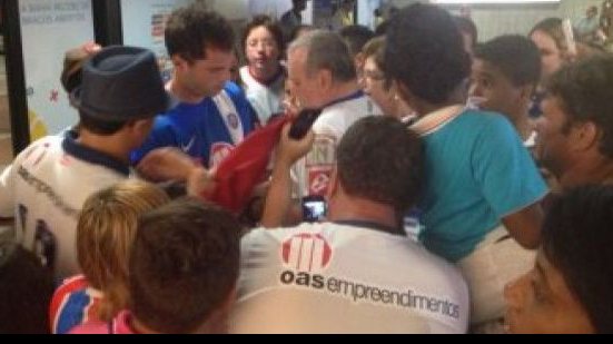 Imagem Torcedores receberam jogadores do Bahia no aeroporto de Salvador