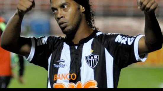Imagem Galo terá time misto e Ronaldinho Gaúcho contra o Vitória