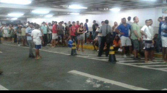 Imagem  Torcedor do Bahia faz fila para adquirir ingresso em um dos pontos de venda