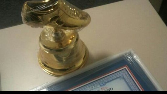 Imagem Confira a placa e troféu em homenagem a Fernandão
