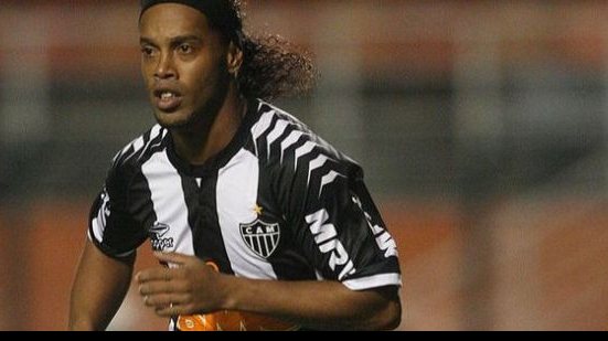 Imagem Cuca confirma Ronaldinho e veta dois jogadores