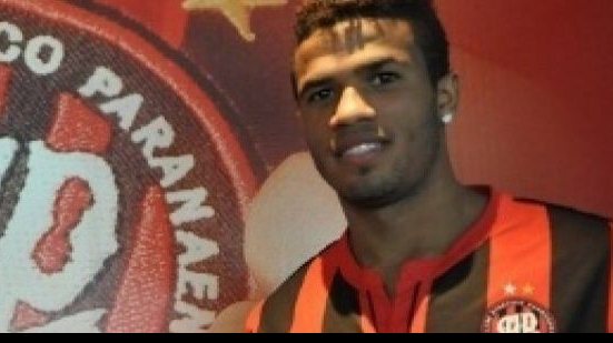 Imagem Atlético-PR pode desembolsar quantia para ficar com Léo