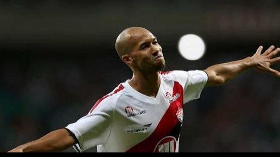Imagem   Cirurgia de Dinei foi bem sucedida, mas atleta só retorna em dois meses