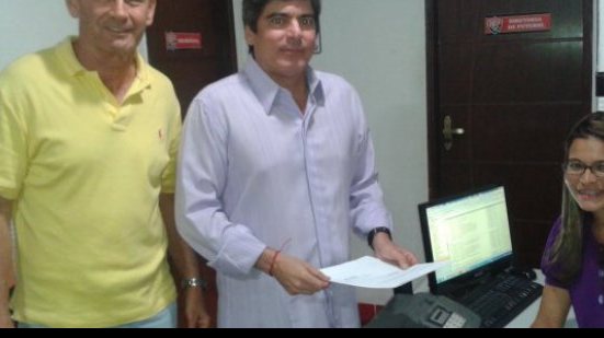 Imagem Falcão protocola candidatura para eleição no Vitória