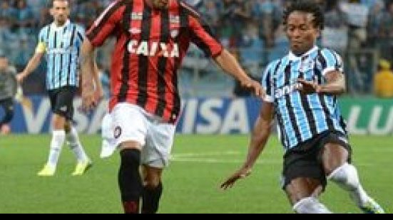 Imagem Pretendido pelo Flamengo, Léo fica em definitivo no Atlético-PR