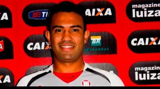 Imagem Falcão confirma renovação de contrato com Renato Santos 