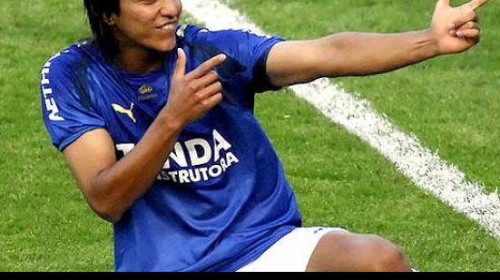 Imagem Cruzeiro tenta contratar atacante revelado no Vitória