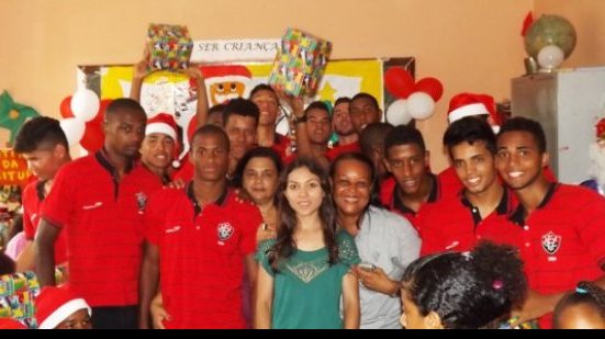 Imagem Sub-20 do Vitória distribui presentes em creche