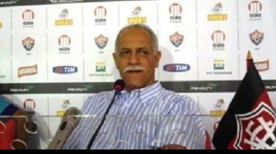 Imagem Raimundo Queiroz comemora renovação com atletas titulares
