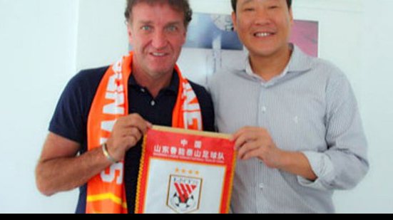 Imagem Cuca pode levar dois jogadores do Galo para clube chinês