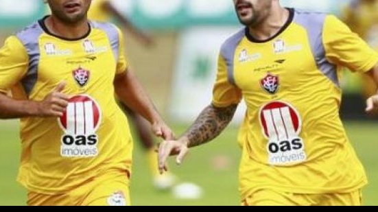 Imagem Vitória pode ter que escolher entre Maxi e Escudero