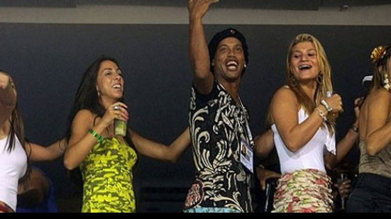 Imagem  Ronaldinho Gaúcho aluga casa em Jauá e toca o terror na vizinhança