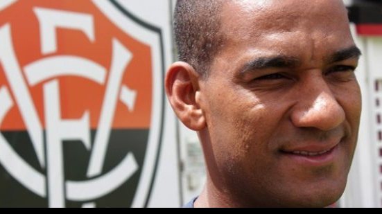Imagem Vasco mira zagueiro que passou pelo Vitória