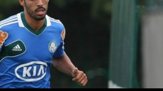 Imagem Ex-zagueiro do Vitória pode “virar casaca”