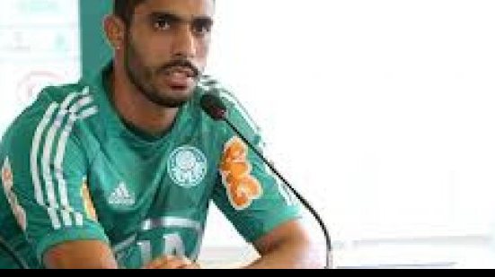 Imagem Ex-zagueiro do Vitória pode trocar Palmeiras por Cruzeiro