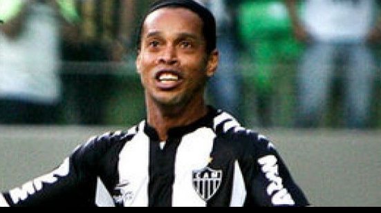 Imagem Ronaldinho vai visitar clube que pode defender em 2014