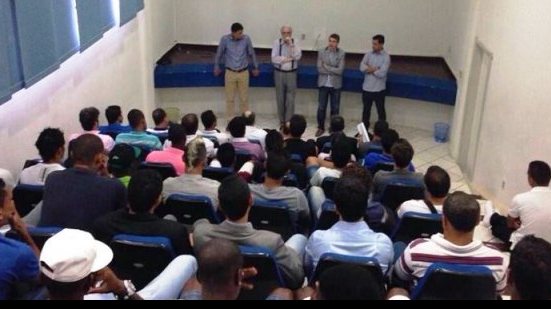 Imagem Presidente do Bahia apresenta novo treinador aos jogadores