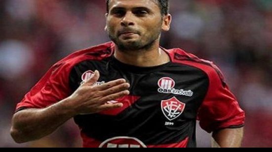 Imagem Bahia &#039;esquece&#039; passagem de Maxi pelo Vitória em site oficial