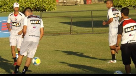 Imagem Sem zagueiros, Ney convoca defensor da base