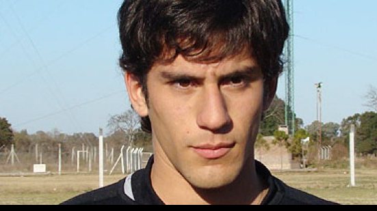 Imagem Vitória acerta contratação de zagueiro argentino
